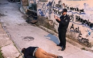 Sokak ortasında ceset bulundu, polis başında dua...