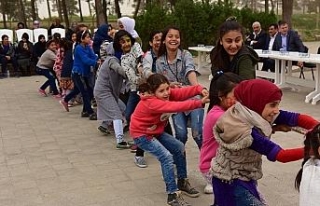 Suriyeli yetimler doyasıya eğlendi