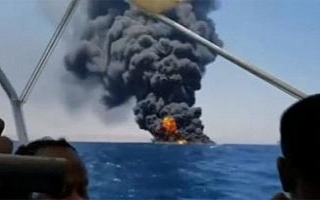 Ticari gemi Somali açıklarında alev aldı