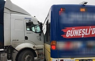 Tır belediye otobüsüne yandan çarptı, yolcular...