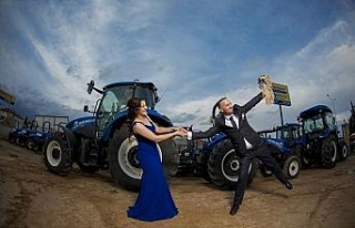 Traktör galerisi gelin ve damat için stüdyo oldu