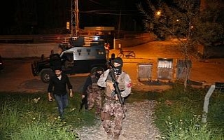 Tren hattı yanında yakılan ateş polisi alarma...