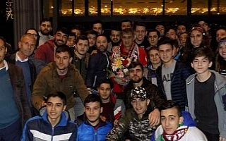 Ttaraftarlar Şenol Güneş’i ziyaret ederek çiçek...