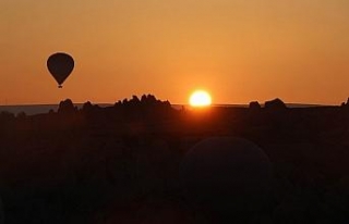 Turistler gün doğumunu balonda karşıladı