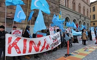 Uygurlardan İsveç Parlamentosu önünde Çin protestosu