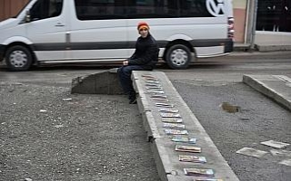 Yakılsın diye verilen kitapları satarak harçlığını...