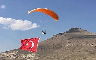 Yamaç paraşütüyle açılan en büyük bayrak