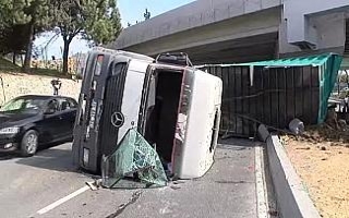 Yeşilköy’de vinç yüklü kamyon üst geçide...