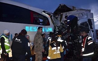 Yolcu otobüsü kamyona çarptı: 1 ölü, 40 yaralı