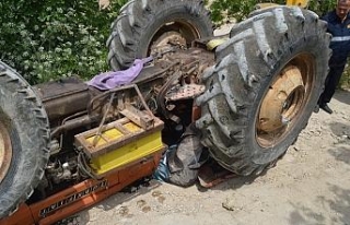 3 çocuk babası traktörün altında