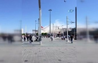 AKM’nin ön cephesi büyük bir gürültüyle yıkıldı