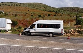 Ambulans ile minibüs çarpıştı: 6 yaralı