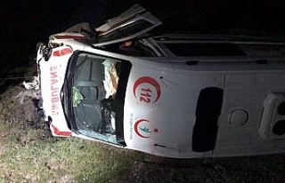 Ambulans ile otomobil çarpıştı: 1 ölü, 3 yaralı