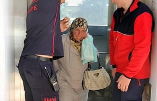 Asansörde mahsur kalan yaşlı kadını itfaiye kurtardı