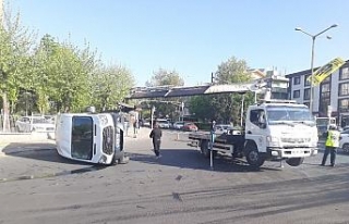 Askeri personel taşıyan minibüs devrildi: 5 yaralı