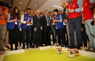 Bakan Bak robotlarla futbol oynadı