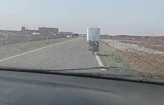 Çamaşır makinesini motosikletle taşıdı