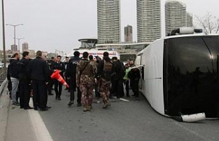 Çevik kuvvet midibüsü devrildi: 5 polis yaralı