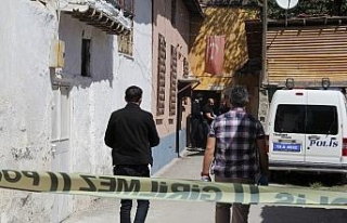 Cinnet getiren adam eşini çekiçle öldürdü