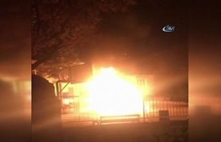 Cinnet getiren adam evini ve otomobilini ateşe verdi
