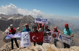 Dağcılar Türk bayrağını yeniden zirveye dikti