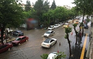 Diyarbakır’da cadde ve sokaklar sular altında...