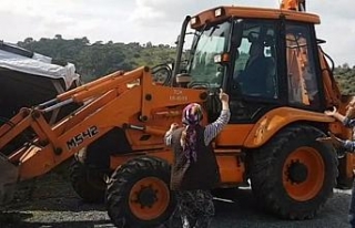 Dozerin önüne oturarak yıkımı önlemeye çalıştı