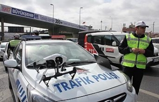 Drone ile yapılan trafik denetimi sürücülere göz...