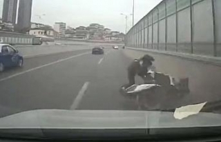 Duvara çarptı, otomobilin altında kaldı