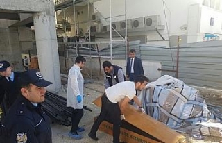 Elleri bağlı şekilde inşaat iskelesinde asılı...