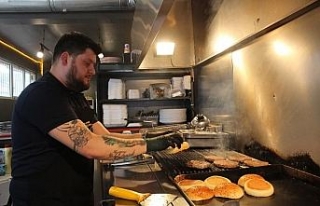 Eşi aşerince yaptığı katkısız hamburgerler...