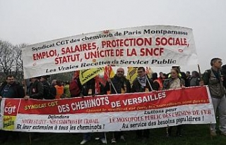 Fransa’da demiryolu çalışanları Meclis önünde...