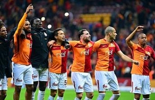 Galatasaray galibiyeti taraftarıyla kutladı