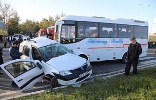 Hafif ticari araç ile minibüs çarpıştı: 4 yaralı