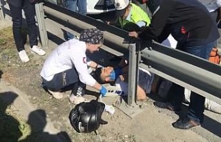 Hareket halindeki araca tekme atmak isterken kaza...