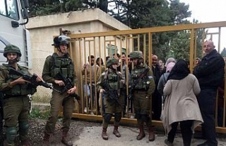 İsrail askerleri El Halil’de üniversite kapılarını...