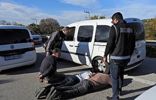 Kaçak göçmenler nefes kesen operasyonla yakalandı