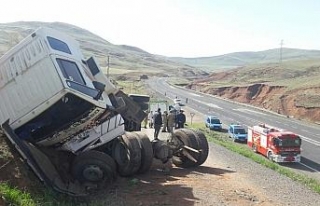 Kaçak göçmenleri taşıyan kamyon devrildi: 1 ölü,...