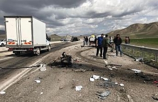 Kamyonet ile tır çarpıştı: 2 ölü, 1 yaralı