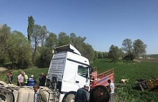 Kamyonetle tır kafa kafaya çarpıştı: 1 ölü,...