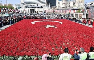 Lalelerden yapılan Türk bayrağı rekorlar kitabında
