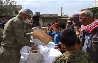 Mehmetçik Afrin’de yardımlarını sürdürüyor