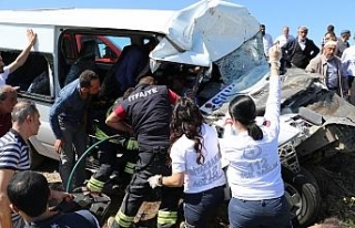 Minibüsle hafif ticari araç çarpıştı: 1 ölü,...