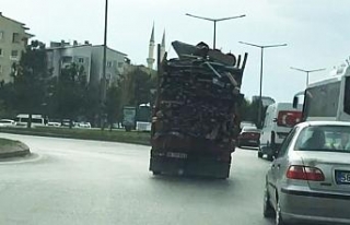 Odun yüklü kamyonetin tehlikeli yolculuğu