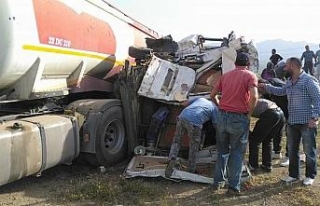 Öğrenci servisi ile yakıt depolu kamyon çarpıştı