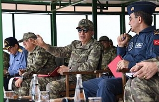 Orgeneral Akar, Ege Ordu Komutanlığında incelemelerde...