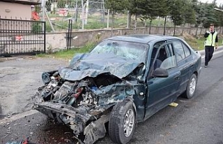 Otomobil öğrenci servisine çarptı: 1 ölü, 10...