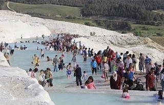 Pamukkale’de ’ücretsiz ziyaret’ yoğunluğu