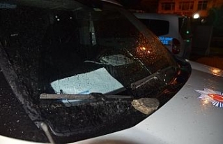 Polise taşlı ve sopalı saldırı: 1 polis yaralandı