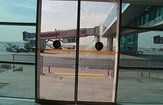 Sarhoş yolcu apronda kaçırdığı uçağın peşinden...